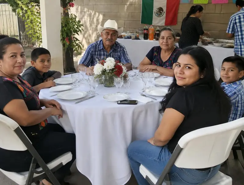 Familia en mesa redonda con mantel